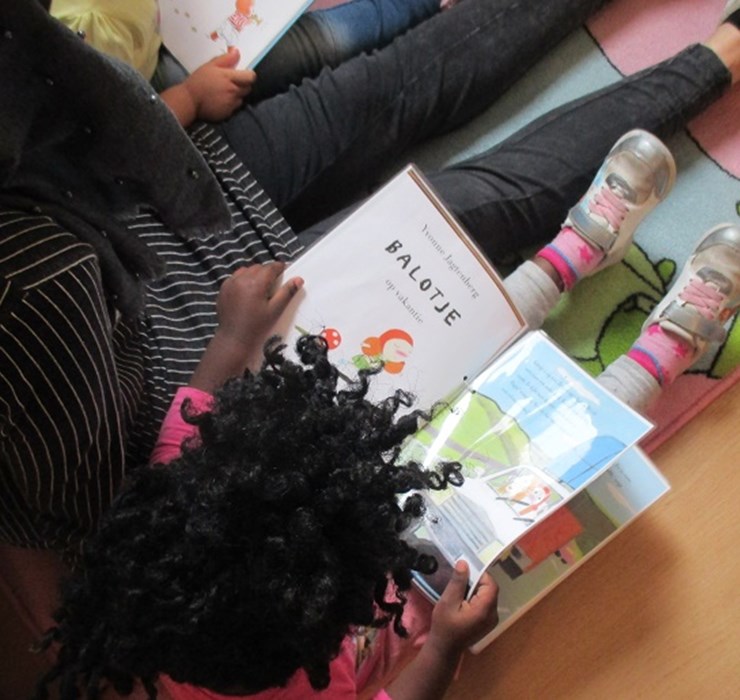 Samen een boekje lezen op het kdv_Mozaiek.jpg