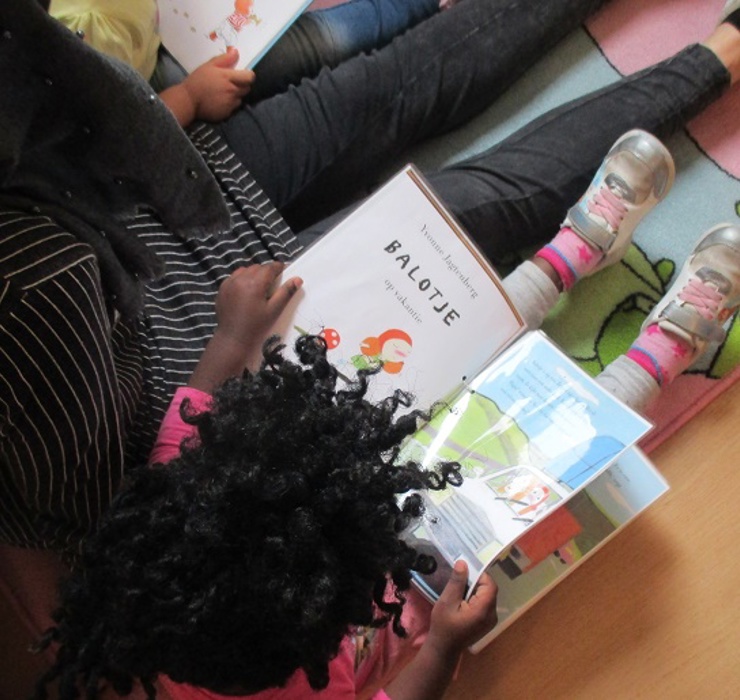 Samen een boekje lezen op het kdv_Mozaiek.jpg