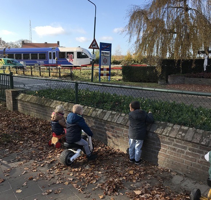 kijken naar de trein.jpg