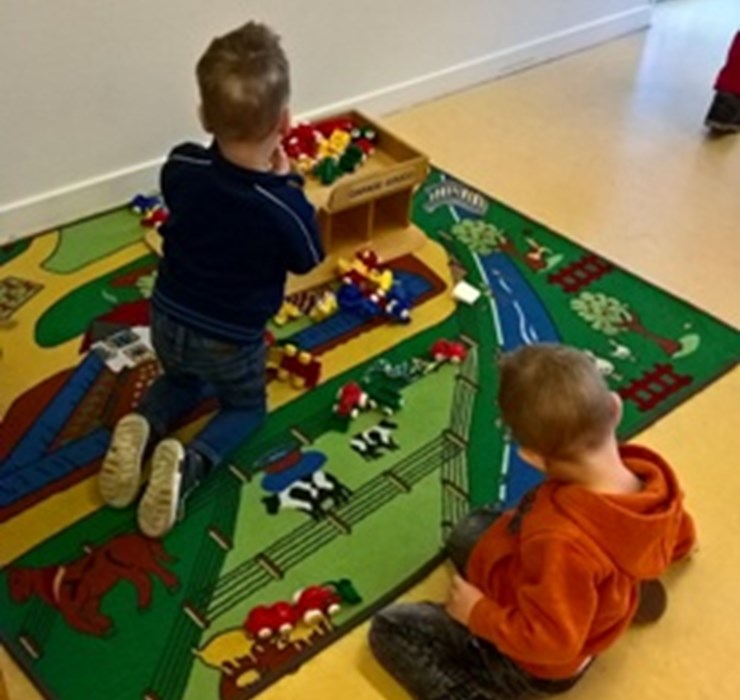 Spelen met auto's.jpg (1)
