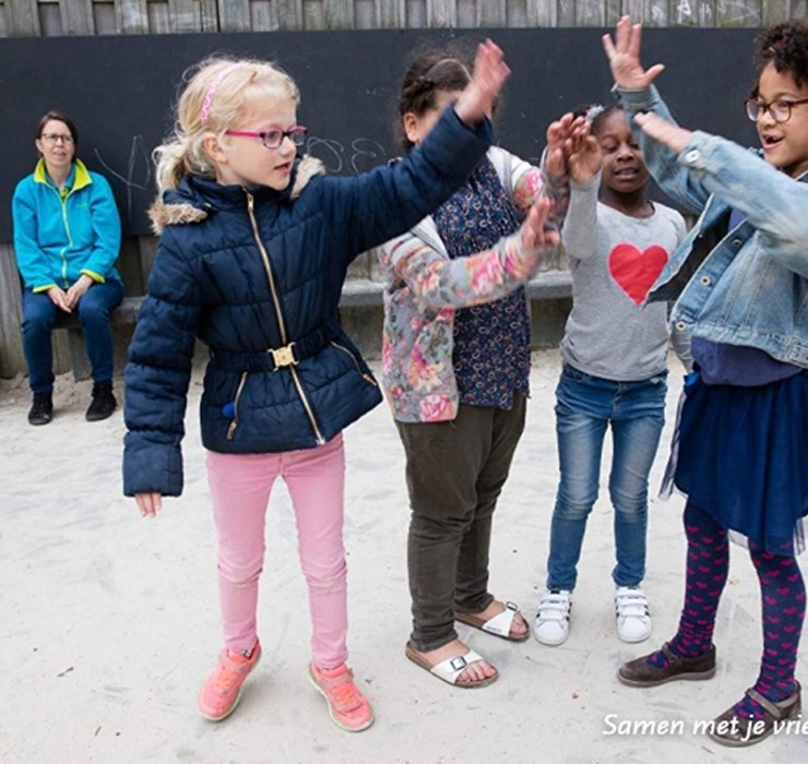 met vriendjes spelen.jpg