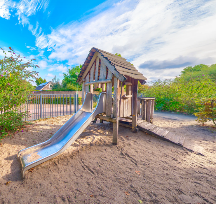 Leander Sint Anthonis, Buiten